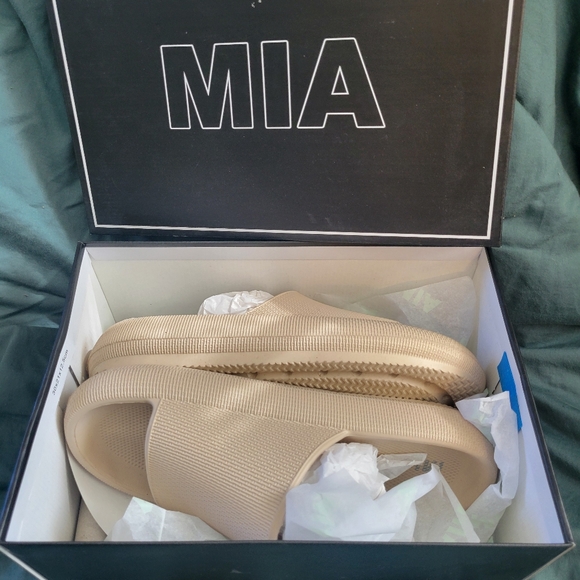 MIA slides NWT - Picture 2 of 2